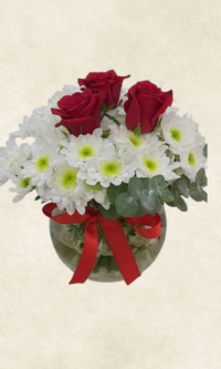 vazoda papatya ve 3 kırmızı gül