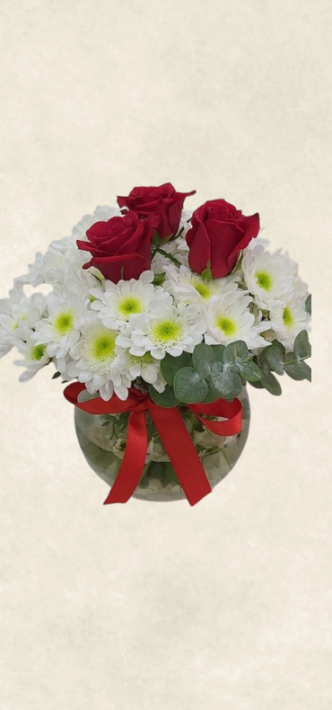 vazoda papatya ve 3 kırmızı gül vazoda papatya ve 3 kırmızı gül