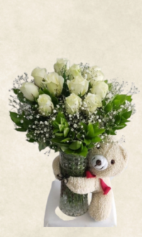 vazoda 11 beyaz gül ve ayıcık