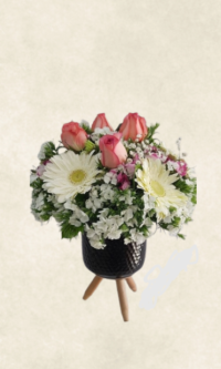 vazoda İthal güller ve kır Çiçekleri