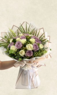 20 lila ve beyaz gül buketi
