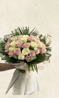 41 İthal pembe ve beyaz gül buketi