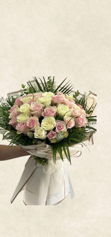 41 İthal pembe ve beyaz gül buketi 41 İthal pembe ve beyaz gül buketi
