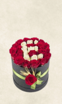 baş harfe Özel kutuda güller