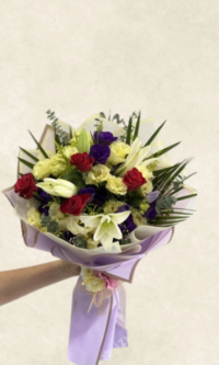 beyaz lilyum ve kırmızı gül buketi