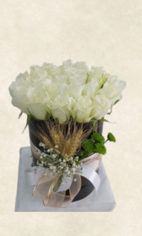 büyük kutuda beyaz güller