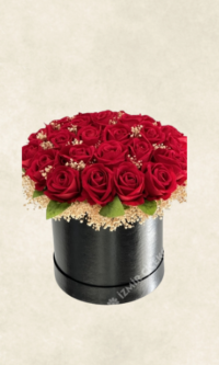 yazısız kutuda kırmızı yapay ekvator gülleri