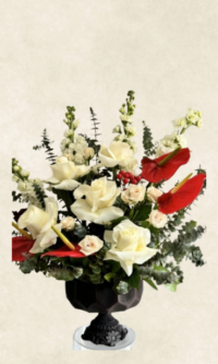 dekoratif vazoda antoryum ve beyaz güller