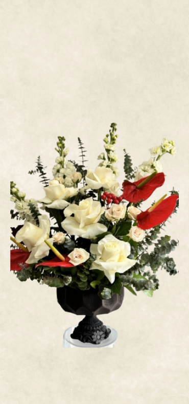 dekoratif vazoda antoryum ve beyaz güller dekoratif vazoda antoryum ve beyaz güller