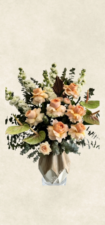 dekoratif vazoda antoryum somon güller dekoratif vazoda antoryum somon güller