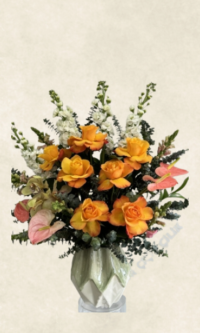 dekoratif vazoda turuncu güller ve antoryum