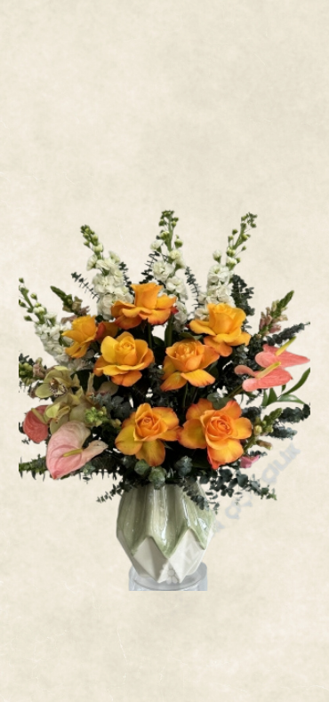 dekoratif vazoda turuncu güller ve antoryum dekoratif vazoda turuncu güller ve antoryum