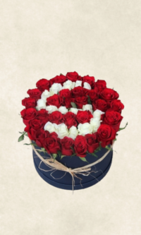 kutuda harfli kırmızı beyaz güller
