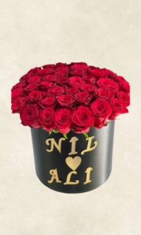 İsimli siyah kutuda 41 kırmızı gül