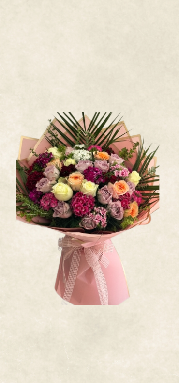 İthal renkli güller ve kır Çiçekleri buketi İthal renkli güller ve kır Çiçekleri buketi