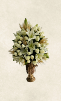 dekoratif kadehte beyaz gül aranjmanı