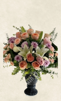 kadehte lila ve somon gül aranjmanı