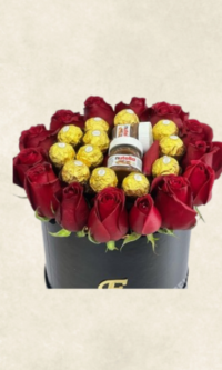 kişiye Özel baş harfli kutuda güller ve Çikolatalar