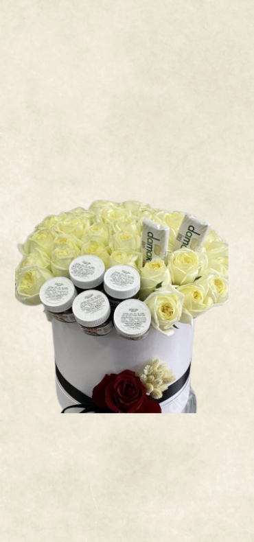 kutuda beyaz güller Çikolatalar ve nutella kutuda beyaz güller Çikolatalar ve nutella