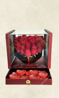 kutuda kalpli Çikolatalar ve kırmızı güller