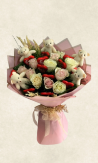 pembe ve beyaz güllerle Çikolata ve ayıcıklı buket