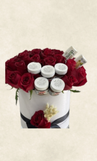 kutuda kırmızı güller nutella ve Çikolatalar